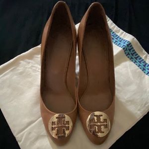 Tory Burch Wedge, tan w/ gold logo